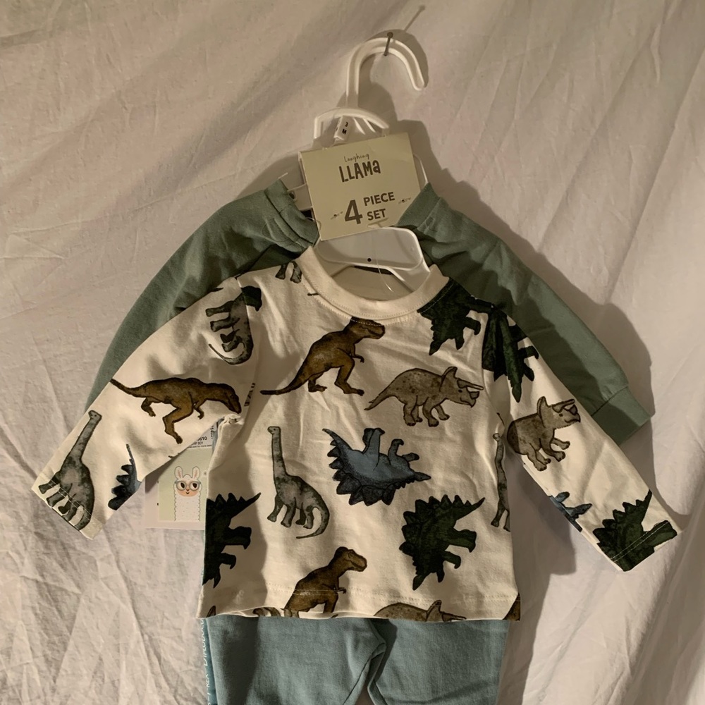 NWT Laughing Llama Boys 4 Piece Dinosaur Set